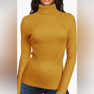 Yellow turtleneck, slim fit & ribbed.
